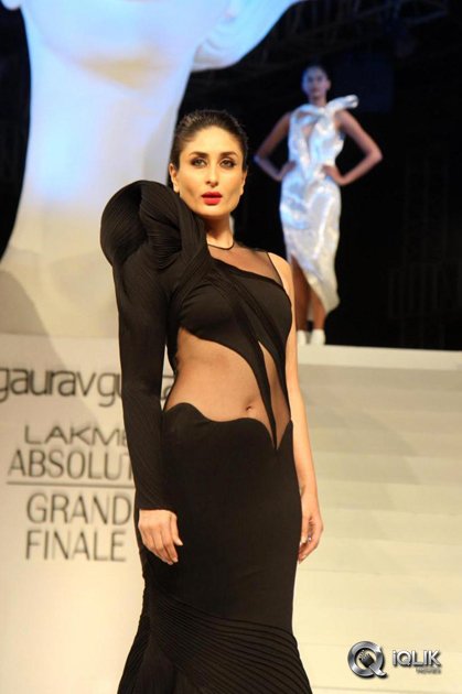 Kareena-Kapoor-at-Lakme-Fashion-Week-2015